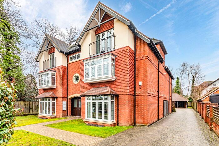 2 Bedroom Flat For Sale In West Byfleet, Surrey, KT14