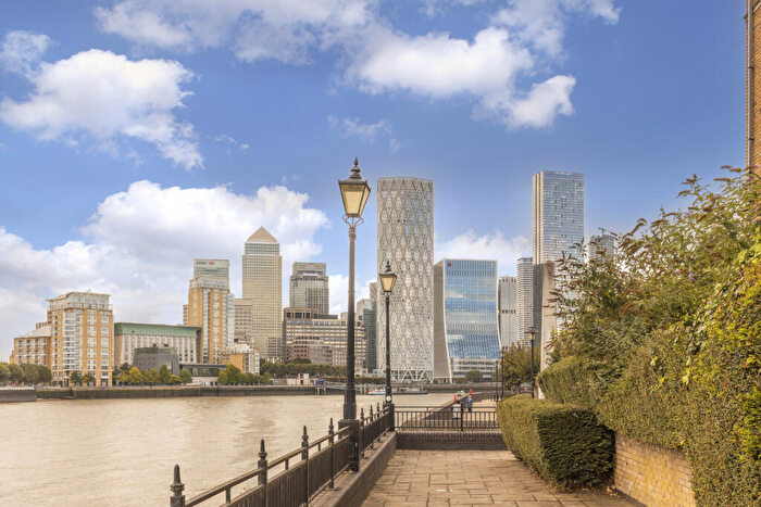 2 Bedroom Flat To Rent In Edward Square, Surrey Quays, SE16