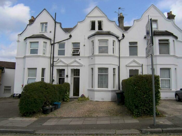 2 Bedroom Apartment To Rent In Sunningfields Crescent, Hendon, NW4