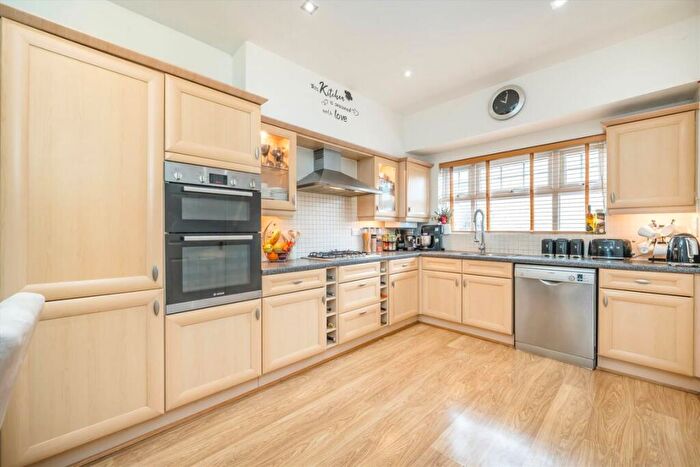 4 Bedroom Terraced House For Sale In Osier Crescent, London, N10