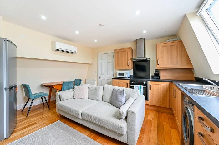 3 Bedroom Flat To Rent In Camden Road, Holloway, London, N7