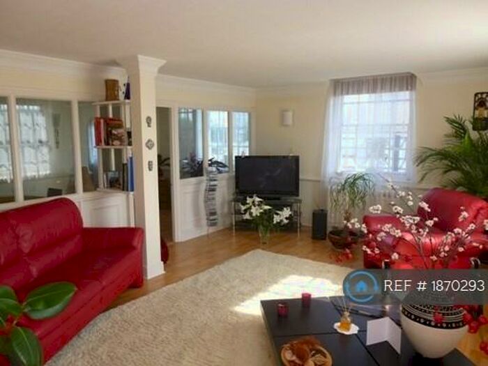 2 Bedroom Flat To Rent In Crescent Court, Bedford, MK40