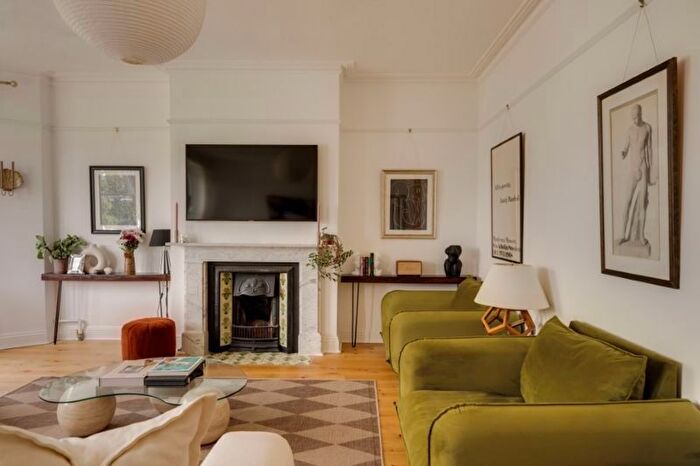 3 Bedroom Flat For Sale In Cotham Road, Cotham, Bristol, BS6
