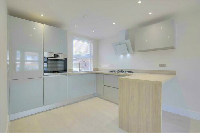 2 Bedroom Flat To Rent In Squires Lane, Finchley, N3