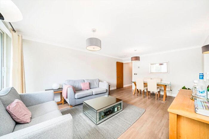 3 Bedroom Flat To Rent In North Bank, St Johns Wood, NW8