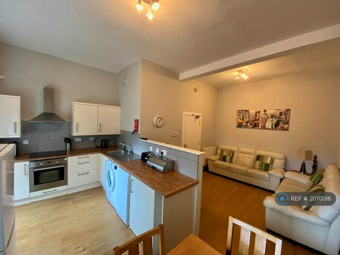 4 Bedroom Flat To Rent In Merchant Street, Edinburgh, EH1