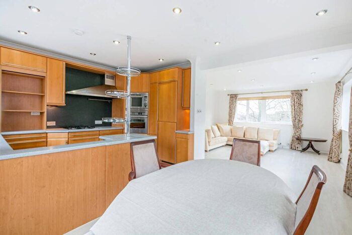 2 Bedroom Flat To Rent In Avenue Road, St John's Wood, London, NW8