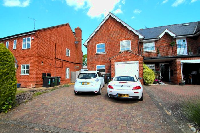 2 Bedroom Semi-Detached House To Rent In Fallow Fields, Loughton, IG10