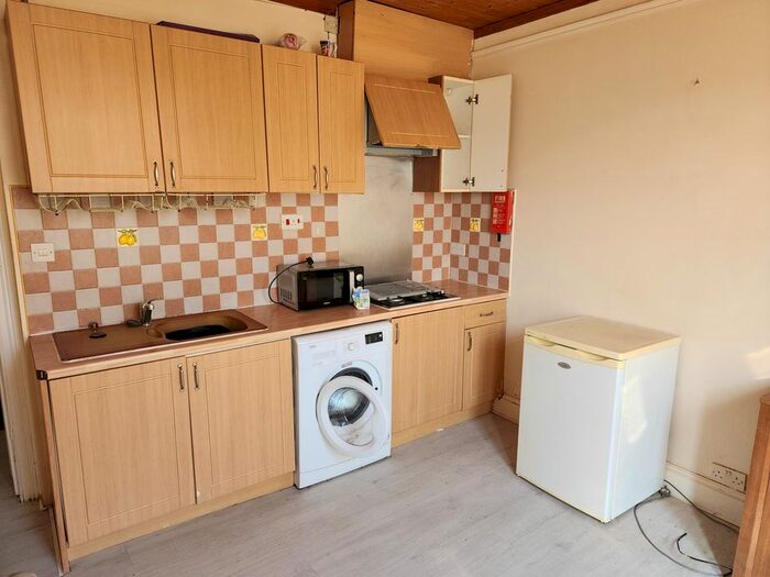 3 Bedroom Flat To Rent In Chatsworth Road, Bournemouth, BH8