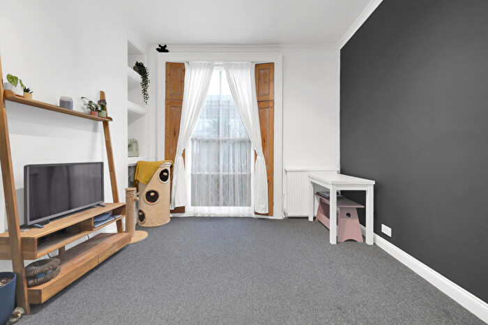 1 Bedroom End Of Terrace House To Rent In Leighton Road, Kentish Town, NW5