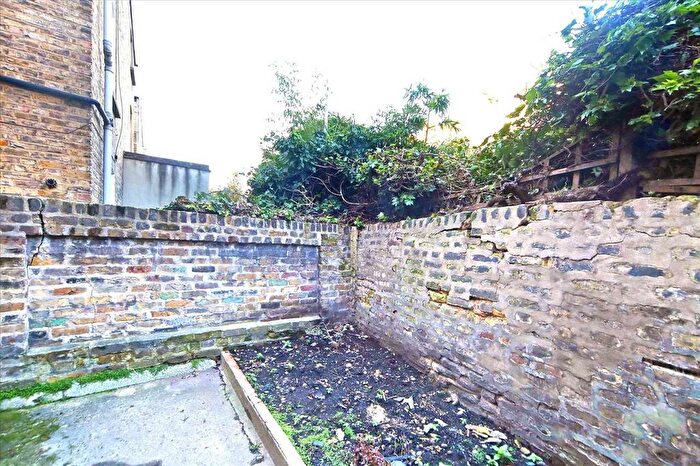 1 Bedroom Flat To Rent In Munster Road, Fulham - Parsons Green, SW6