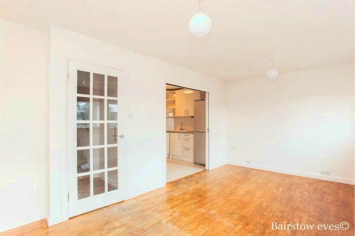 2 Bedroom Flat To Rent In Woodside Park Road, Woodside Park, N12