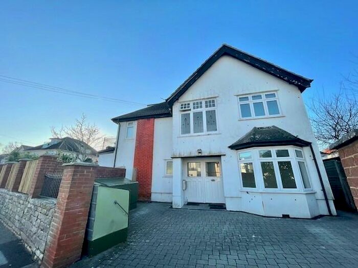 3 Bedroom Flat To Rent In Stourcliffe Avenue, BH6