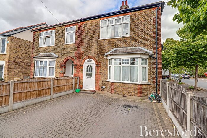 4 Bedroom Semi-detached House For Sale In Warescot Road, Brentwood, CM15