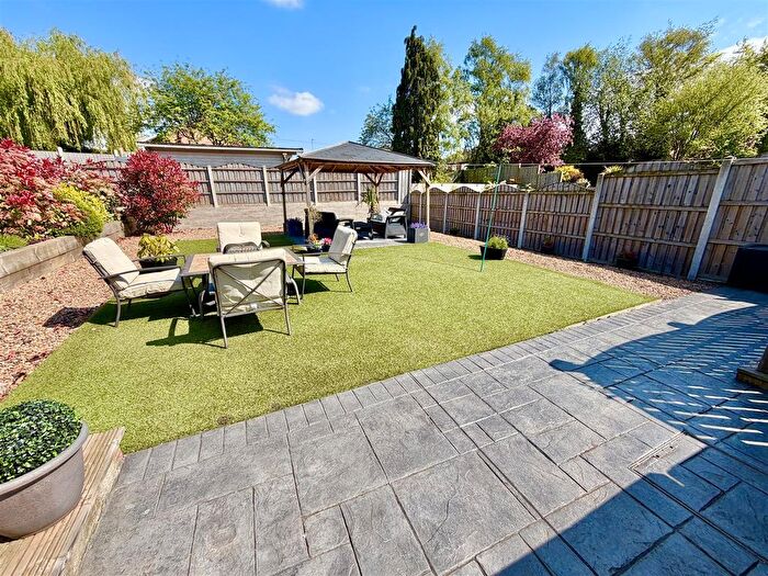 2 Bedroom Semi Detached Bungalow For Sale In Kempton Road, Kippax, Leeds, LS25