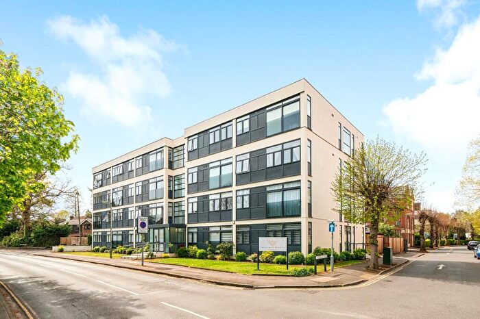 1 Bedroom Apartment For Sale In Pyrford Road, West Byfleet, Surrey, KT14
