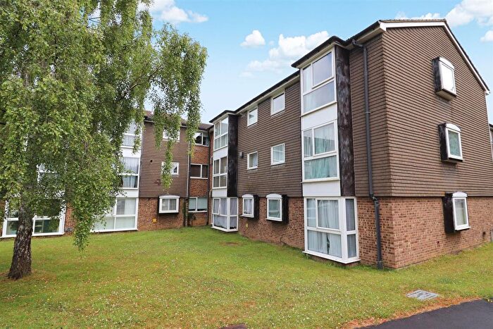 2 Bedroom Flat For Sale In Wyedale, London Colney, St.Albans, AL2