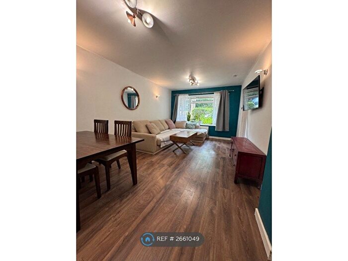 2 Bedroom Flat To Rent In Maple House, Surbiton, KT6
