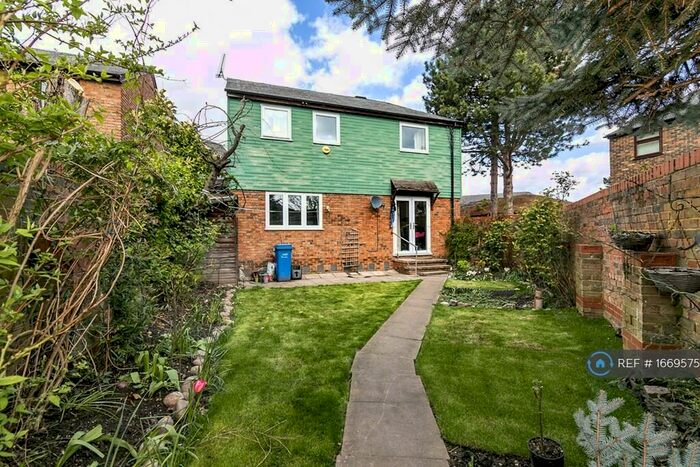 3 Bedroom Semi-Detached House To Rent In Leydon Close, London, SE16