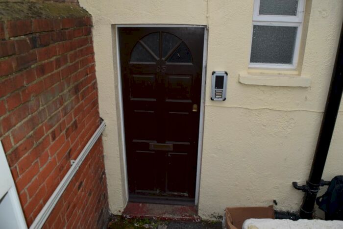 1 Bedroom Flat To Rent In Leigh On Sea, Essex, SS9