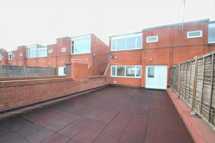 2 Bedroom Flat To Rent In Queens Court, Bishops Walk, Tewkesbury, GL20