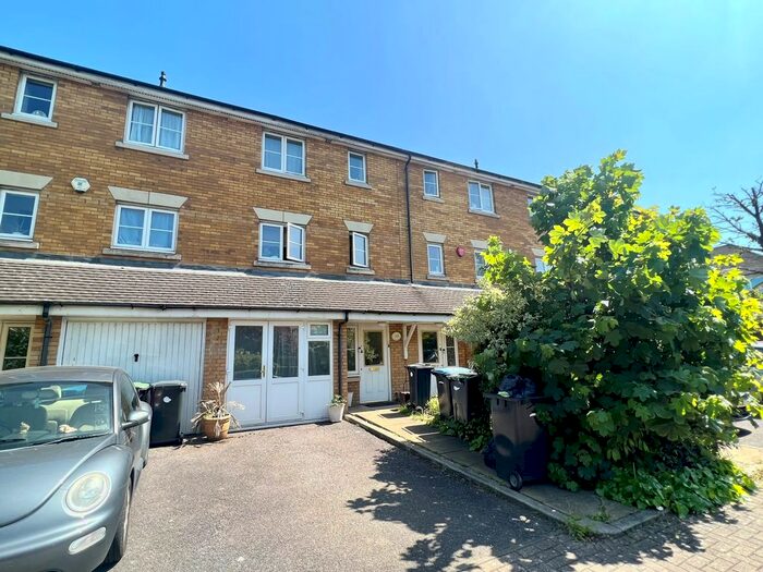 3 Bedroom Flat To Rent In Westminster Drive, Palmers Green, N13