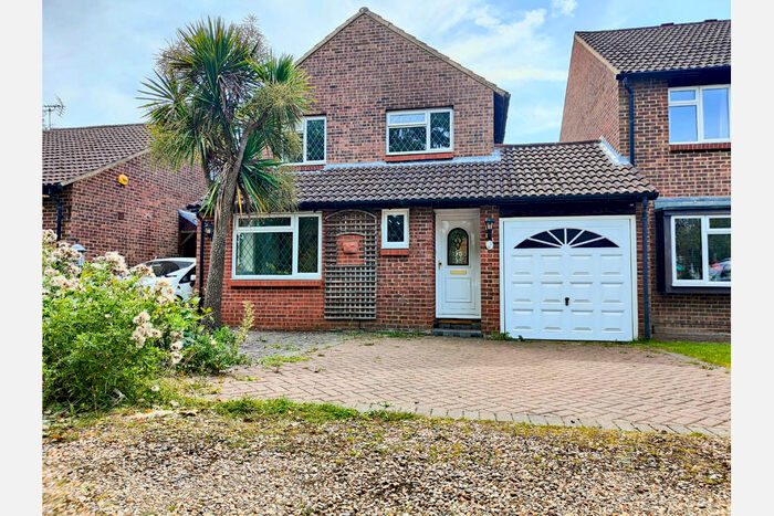 3 Bedroom Detached House To Rent In Fenwick Close, Goldsworth Park, Woking, GU21