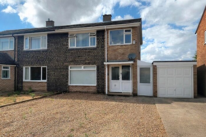 3 Bedroom Semi Detached House For Sale In Silver Birch Avenue, Stotfold, Hitchin, SG5