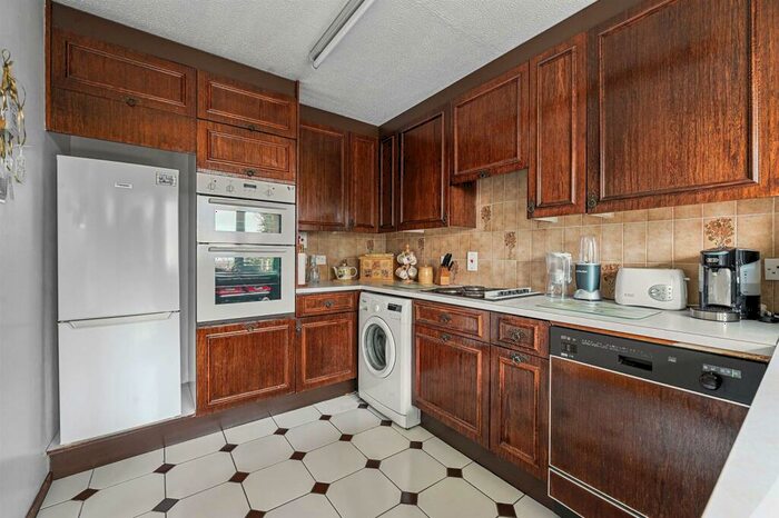 1 Bedroom Flat For Sale In Goldings Road, Loughton, IG10