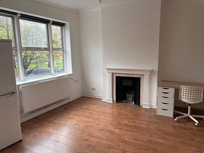 3 Bedroom Studio To Rent In West Green Road, London, N15