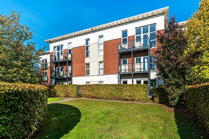 2 Bedroom Flat To Rent In Park View Road, Leatherhead, KT22