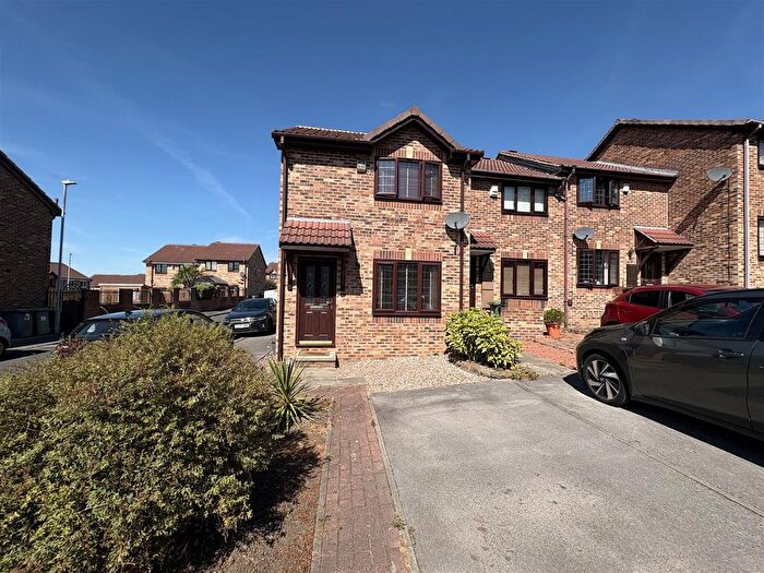 2 Bedroom Property For Sale In Castle Hill View, Heckmondwike, WF16