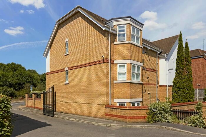 2 Bedroom Flat To Rent In Lyster Mews, Cobham, KT11