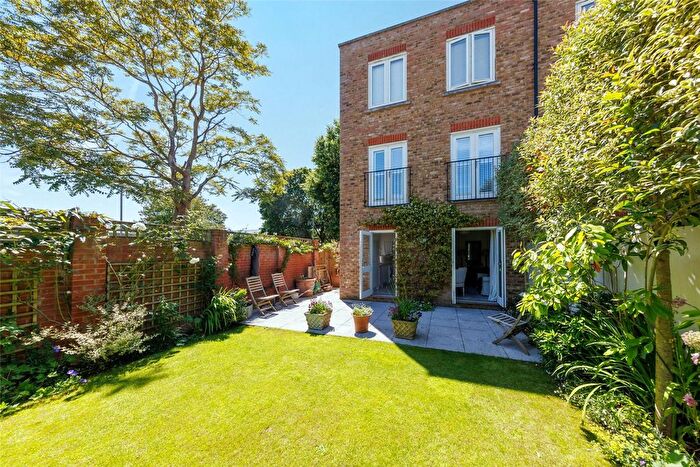 4 Bedroom Property For Sale In King William Close, Chichester, PO19
