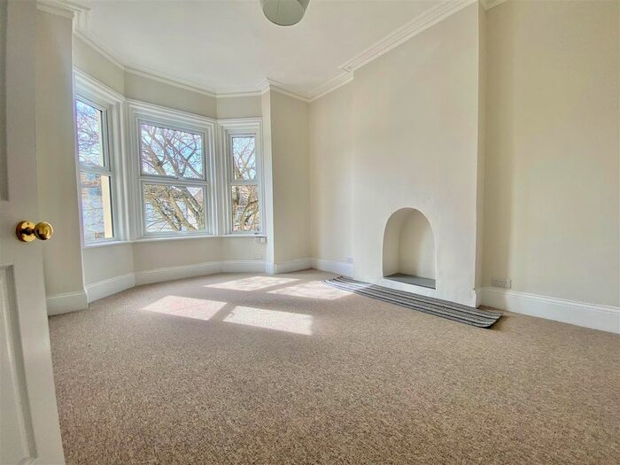 3 Bedroom Flat To Rent In Christchurch Road, Worthing, BN11