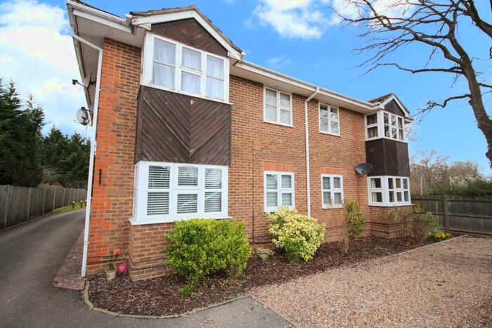 1 Bedroom Apartment To Rent In Fairway Court, Bracknell, RG42