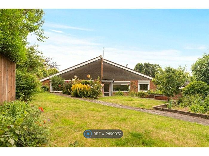 3 Bedroom Bungalow To Rent In Moor Farm Gardens, Leeds, LS7