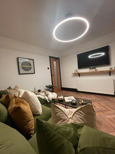 5 Bedroom Semi-Detached House To Rent In Daisy Road, Birmingham, B16