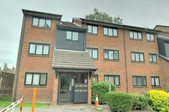 2 Bedroom Apartment To Rent In St. Christophers Gardens, Thornton Heath, CR7