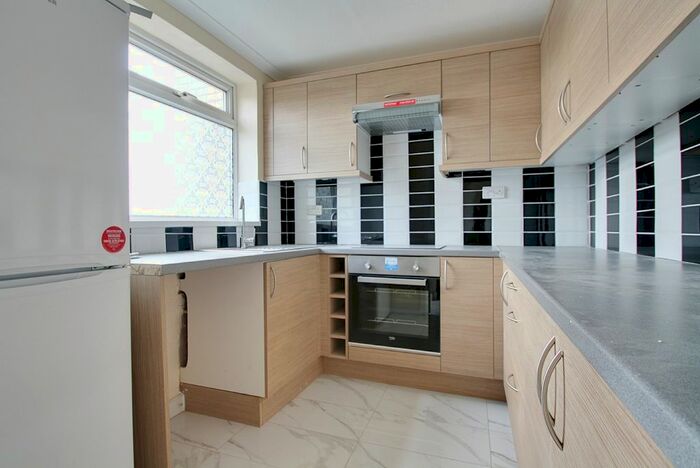 2 Bedroom Flat To Rent In West Court, Walthamstow E17