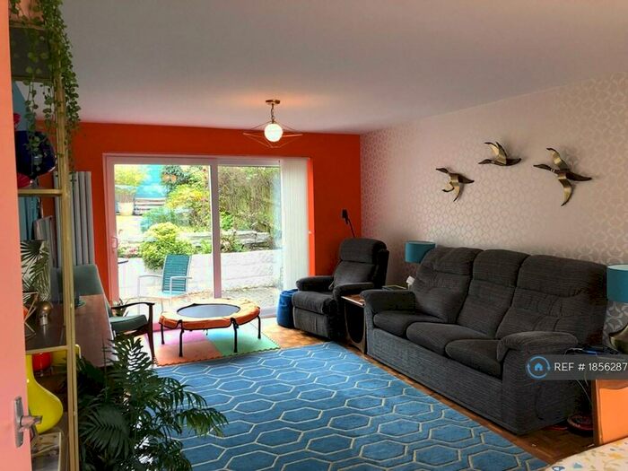 4 Bedroom Semi-Detached House To Rent In Rakers Ridge, Horsham, RH12