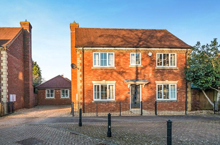 4 Bedroom Detached House For Sale In Parklands, Bedford, MK41