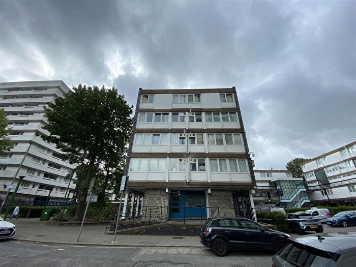 4 Bedroom Flat To Rent In Carmichael Close, Winstanley Estate, London, SW11