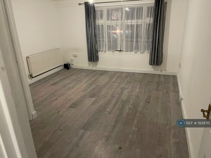 Studio To Rent In Netley Road, Ilford, IG2