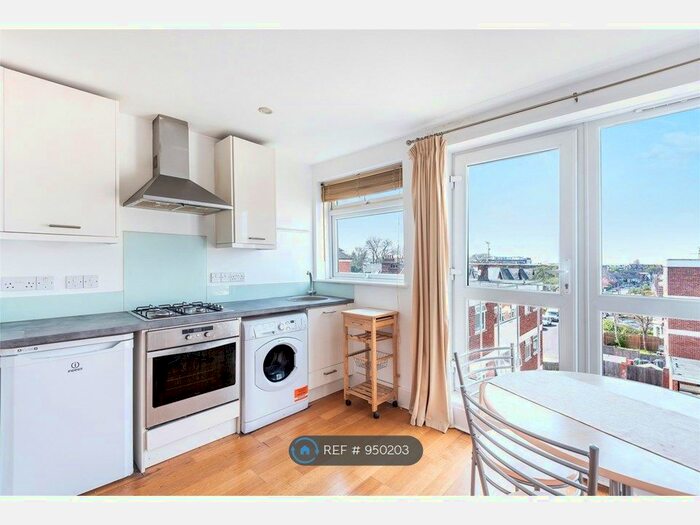 Studio To Rent In Valley Road, London SW16