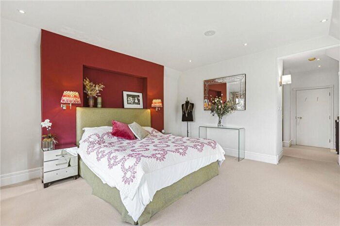 6 Bedroom Detached House For Sale In Pottersheath Road, Welwyn, Hertfordshire, AL6