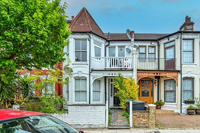 3 Bedroom Flat For Sale In Woodside Road, Wood Green, London, N22