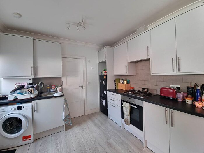 2 Bedroom Flat To Rent In Carlingford Road, Duckett`S Green, N15