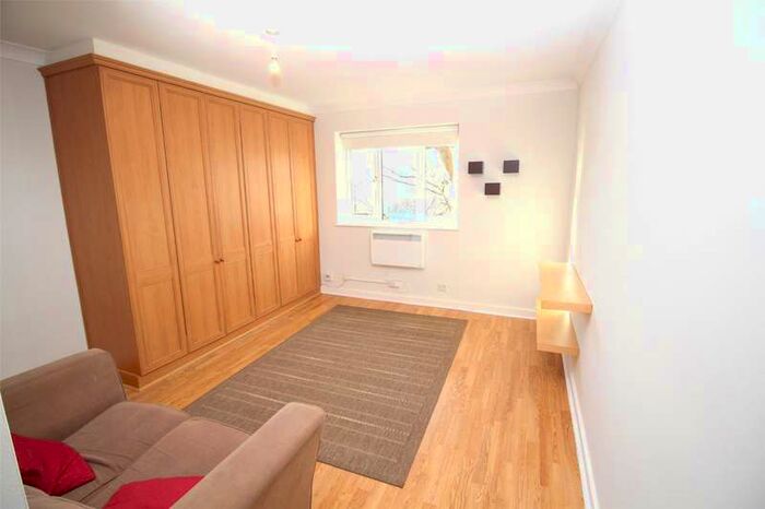 Flat To Rent In Greenacres, Glyn Avenue, New Barnet, EN4