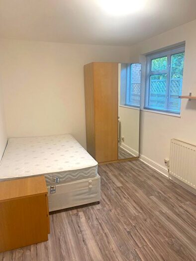 Studio To Rent In Queens Road, London, NW4